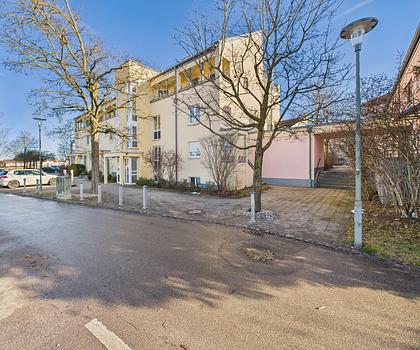 zur Kapitalanlage: Schöne Maisonette-Dachterrassenwohnung mit großem Ostbalkon