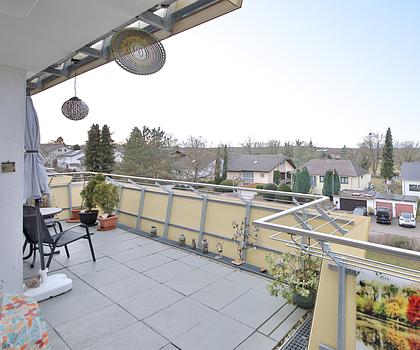 Attraktive 2,5-Zimmer-Wohnung mit großem Balkon und Panoramaausblick.