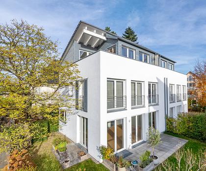 Familiengerechte Doppelhaushälfte in zeitlos moderner Ästhetik mit Solarthermie