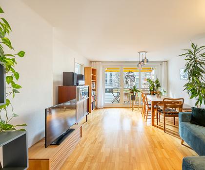 Urban, vielseitig und grün: Attraktive 2,5-Zimmer-Wohnung mit sonniger Loggia