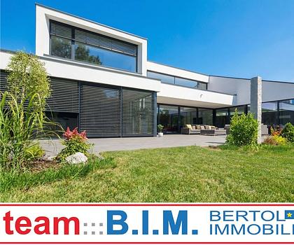 Architecture. Light. Privacy. | Luxus-Villa am Waldrand mit Indoor-Pool, Spa und Club Floor