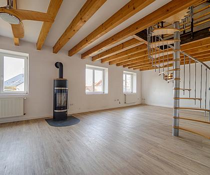 Wohnen mit Charakter: Maisonette-Wohnung in ausgebauter Scheune am Waldrand mit Sonnenterrasse