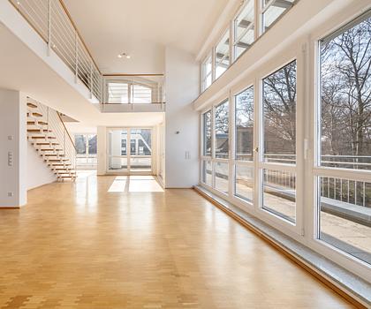 Lichterfülltes Penthouse mit Galerieebene, Terrasse & Lift direkt in die Wohnung