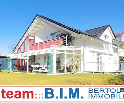 Hochklassiges Einfamilienhaus mit Pool und außergewöhnlich privatem Grundstück