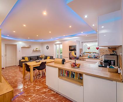 Kernsanierte 4-Zimmer-Souterrain-Wohnung mit Südgarten, Terrasse und separatem Eingang