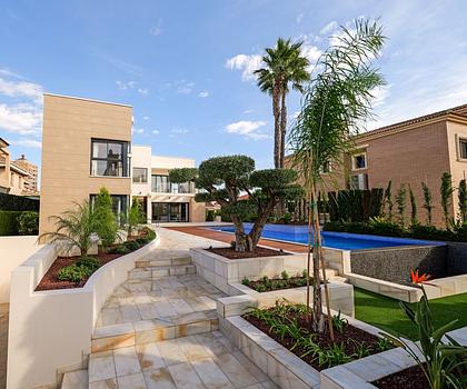 Luxuriöse, bezugsfertige Villa direkt am Strand