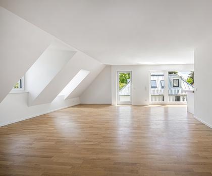 Neuwertige 4-Zimmer-Dachgeschosswohnung mit Balkon und Loggia in grüner Lage