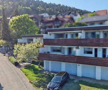 Geschmackvoll möblierte 3-Zimmer-Wohnung mit Garage und Balkon - traumhafter Ausblick inklusive