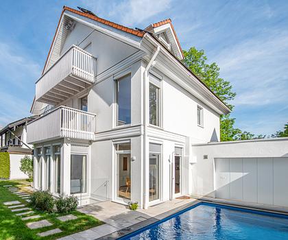 Freistehendes Einfamilienhaus mit Pool, Kamin und Photovoltaik