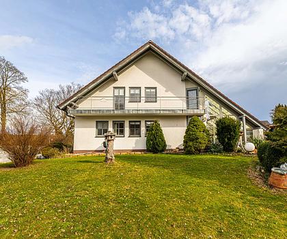 HEGERICH: Charmantes Einfamilienhaus mit Wintergarten und idyllischem Gartenparadies