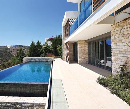 Neubau-Villa am Golfplatz mit Pool auf
grossem Grundstück