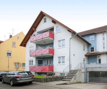 Tolle 4-Zimmer-Dachgeschoss-Wohnung mit Balkon und PKW-Plätzen