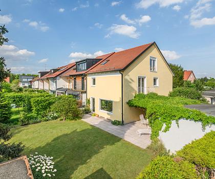 Familienfreundliches Reihenendhaus mit sonnigem Garten zur Neugestaltung