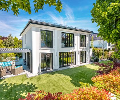 Englisch inspirierte, neuwertige Villa von 2019, in nobelster Grünwalder Lage