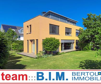 Architektenvilla auf Filetgrundstück.
Licht. Ruhe. Privatsphäre.