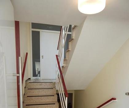 Frisch renovierte 3-Zimmer-Wohnung mit Balkon, Loggia & saniertem Bad im gepflegten Zweifamilienhaus