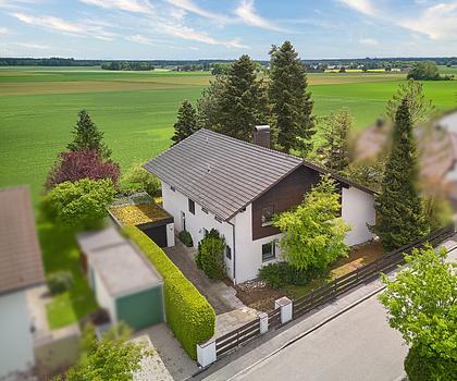 Mit freiem Blick ins Grüne: Einfamilienhaus mit Einliegerwohnung und Garten